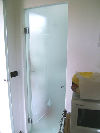 Porte in vetro , porte vetro , porte tuttovetro , porte scorrevoli in vetro , porte vetro scorrevoli, paraschizzi cucina, paraschizzi in vetro ,porte in vetro colorate , porte vetro colorate